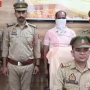 पुलिस एक व्यक्ति को हथकड़ी लगाए हुए