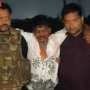 वाराणसी पुलिस मुठभेड़ के बाद गिरफ्तार बदमाश और पुलिस टीम