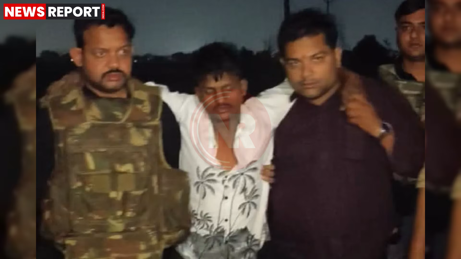 वाराणसी पुलिस मुठभेड़ के बाद गिरफ्तार बदमाश और पुलिस टीम