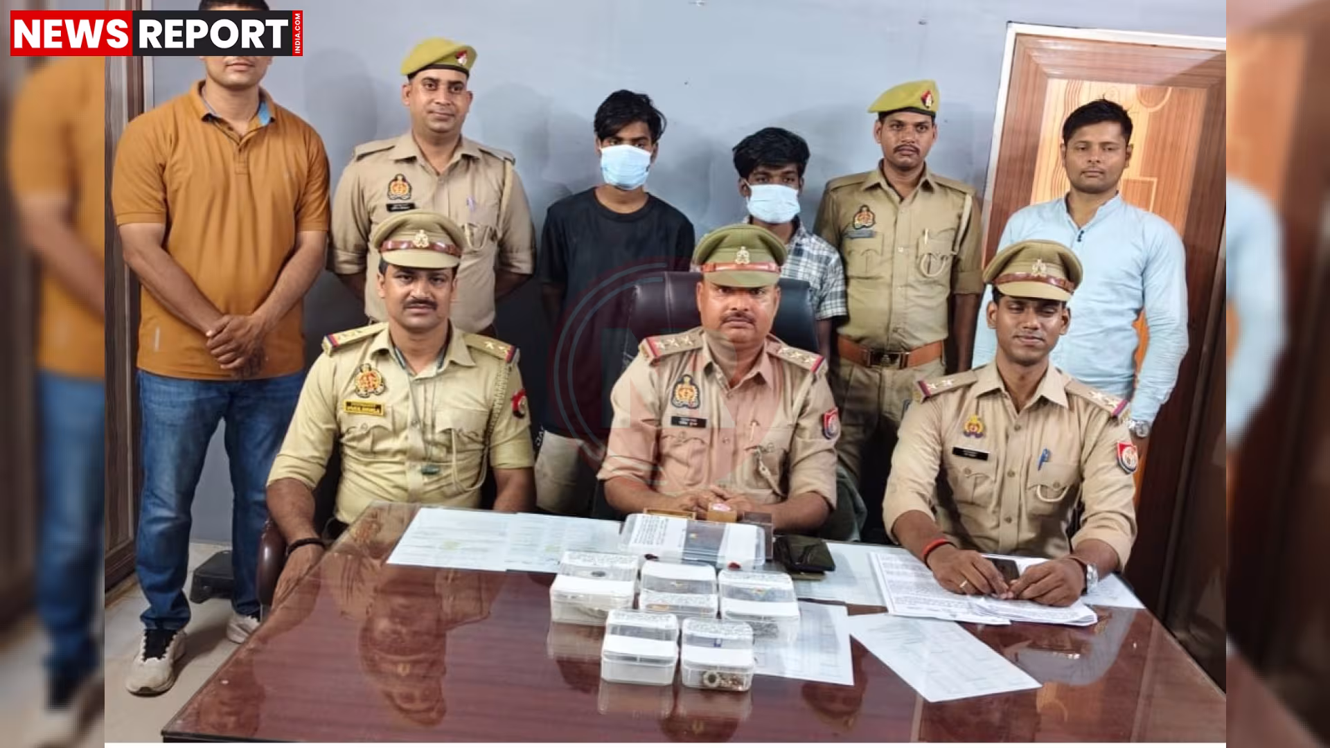 वाराणसी पुलिस चितईपुर में 15 लाख की चोरी के खुलासे के बाद बरामद सामान और गिरफ्तार चोरों के साथ