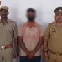 वाराणसी पुलिस द्वारा नाबालिग से दुराचार के आरोपी को गिरफ्तार करते हुए