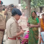वाराणसी में गोली लगने से घायल व्यक्ति की सांकेतिक तस्वीर, पीछे पुलिस मौजूद।