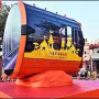 वाराणसी रोप वे का एरियल व्यू जिसमें कैंट से गोदौलिया मार्ग पर चलती केबिन दिख रही है।