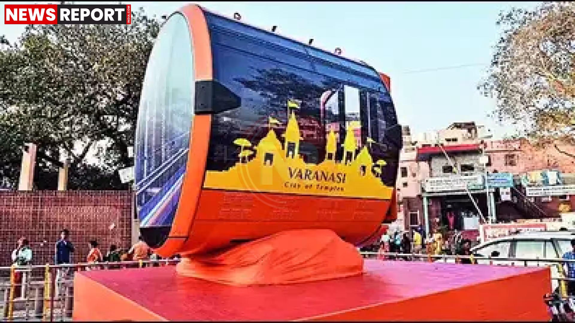 वाराणसी रोप वे का एरियल व्यू जिसमें कैंट से गोदौलिया मार्ग पर चलती केबिन दिख रही है।