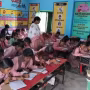 वाराणसी में परिषदीय विद्यालय में तिलक और आरती से बच्चों का स्वागत करते शिक्षक