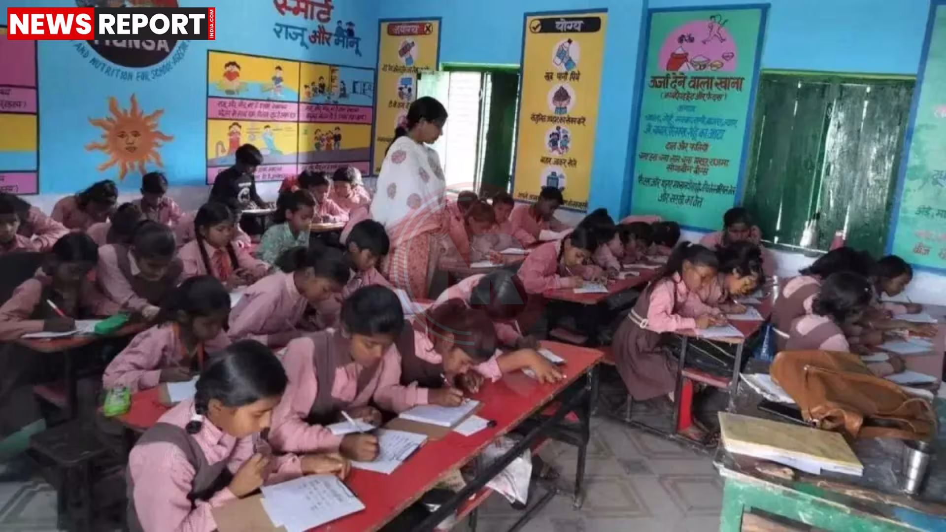वाराणसी में परिषदीय विद्यालय में तिलक और आरती से बच्चों का स्वागत करते शिक्षक