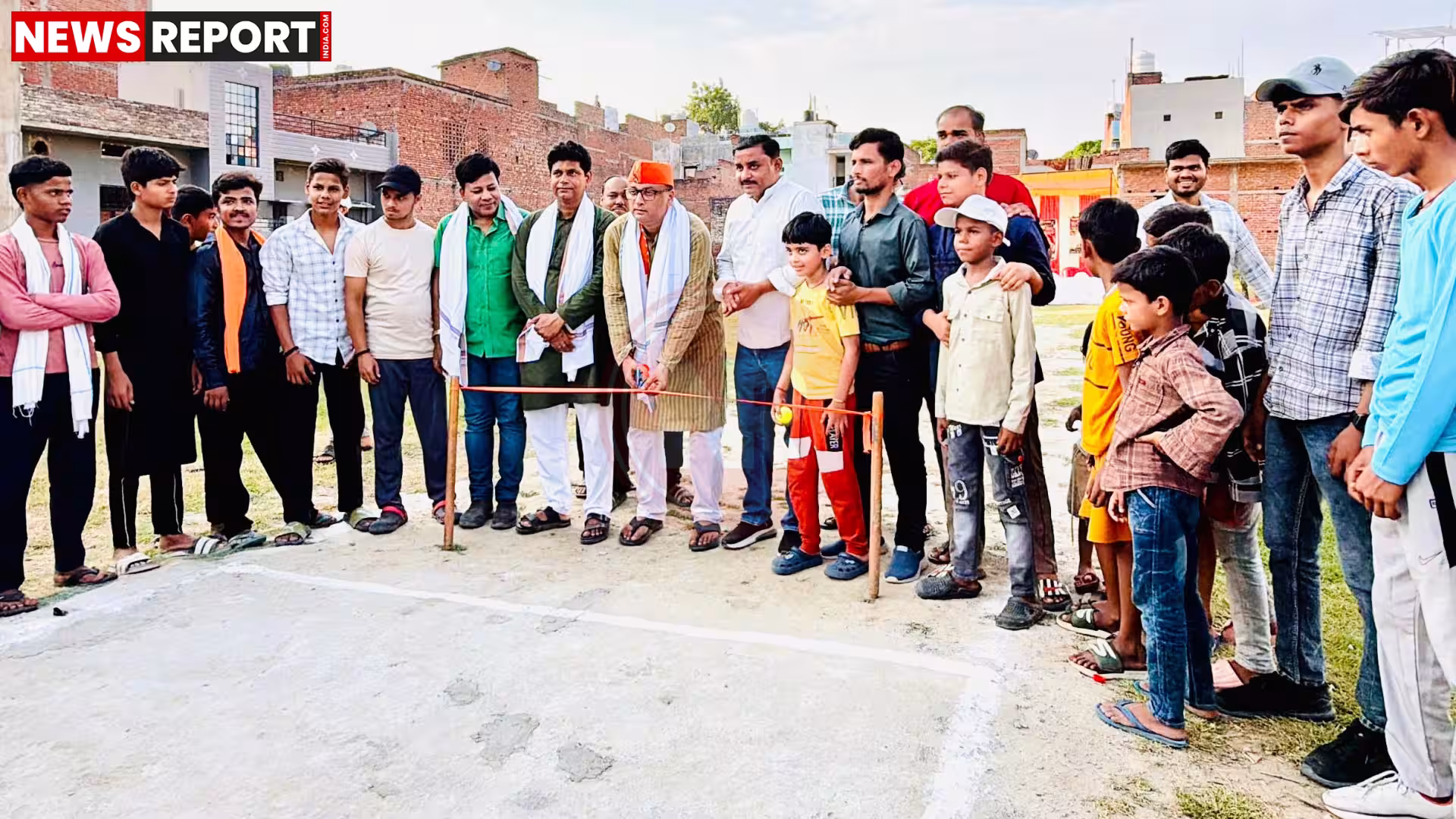 विधायक सौरभ श्रीवास्तव तपोवन क्रिकेट टूर्नामेंट का उद्घाटन करते हुए, खिलाड़ियों से परिचय प्राप्त करते हुए