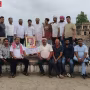 वाराणसी में अखिलेश यादव के जन्मदिन पर केक काटते समाजवादी पार्टी के कार्यकर्ता