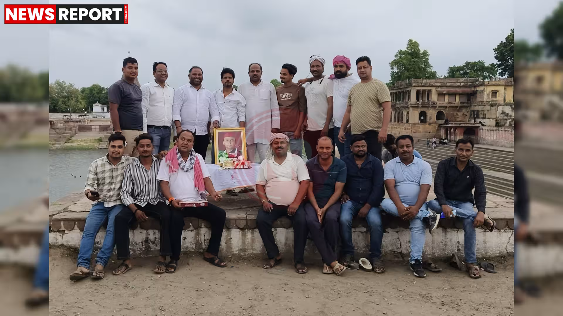 वाराणसी में अखिलेश यादव के जन्मदिन पर केक काटते समाजवादी पार्टी के कार्यकर्ता