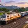 पटरी से उतरे मालगाड़ी के वैगन और रेलवे अधिकारी