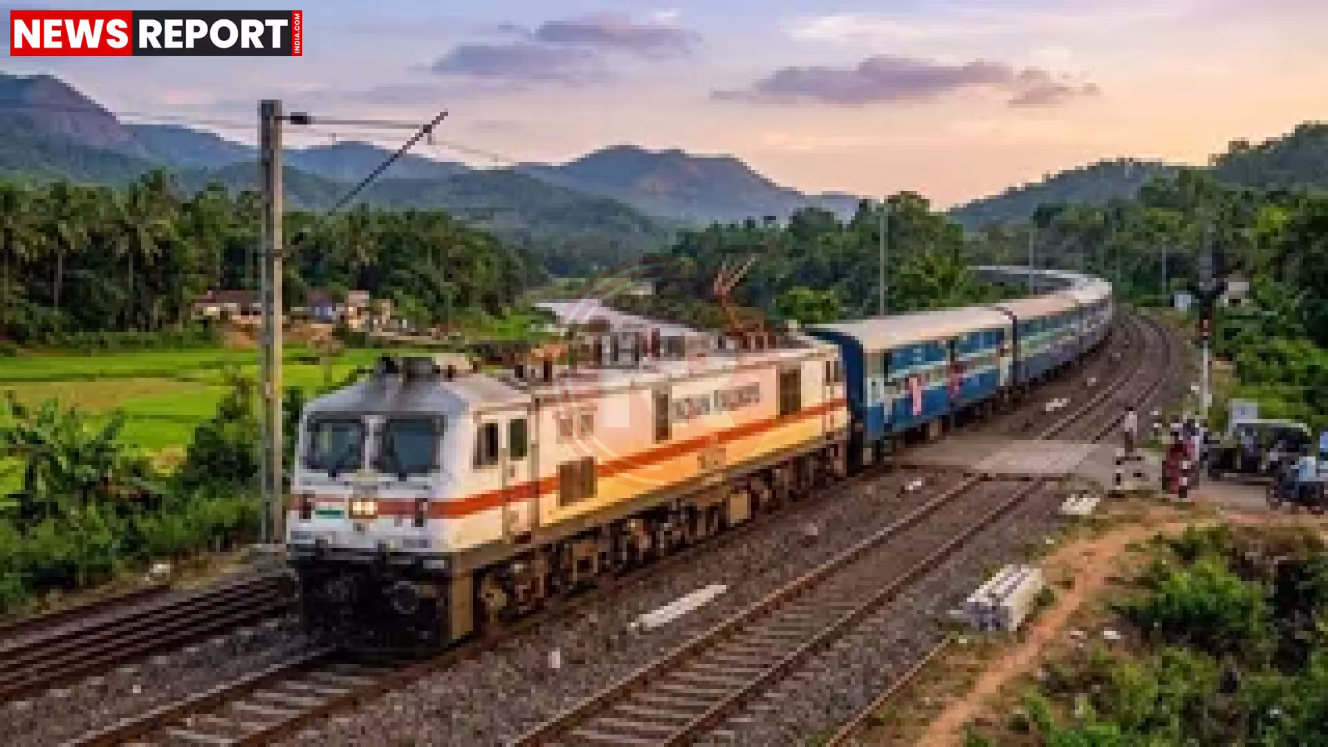 पटरी से उतरे मालगाड़ी के वैगन और रेलवे अधिकारी