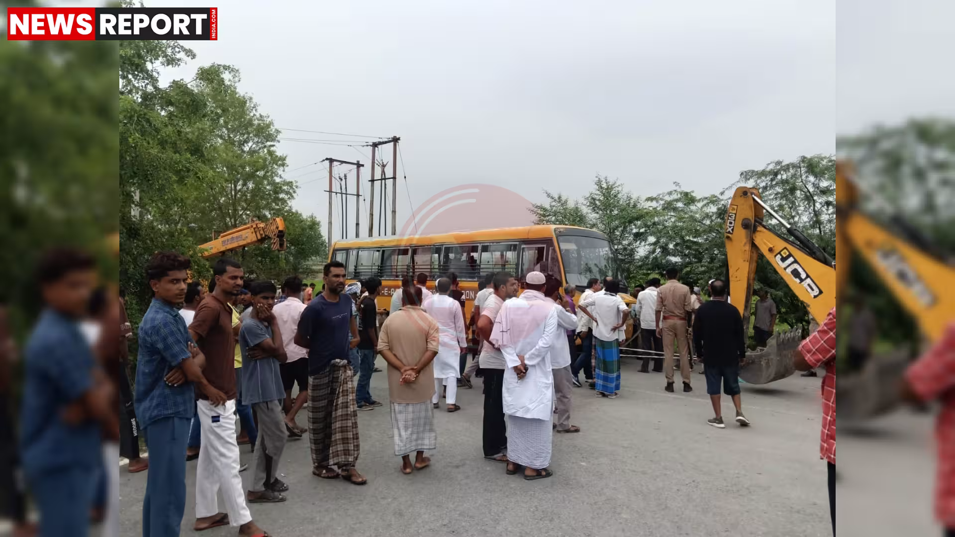 आजमगढ़ में पलटी स्कूल बस और बचाव कार्य में जुटे लोग