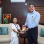 छह वर्षीय भक्त भागवत प्रभु जी प्रवचन करते हुए, उनके चारों ओर श्रद्धालु बैठे हैं।