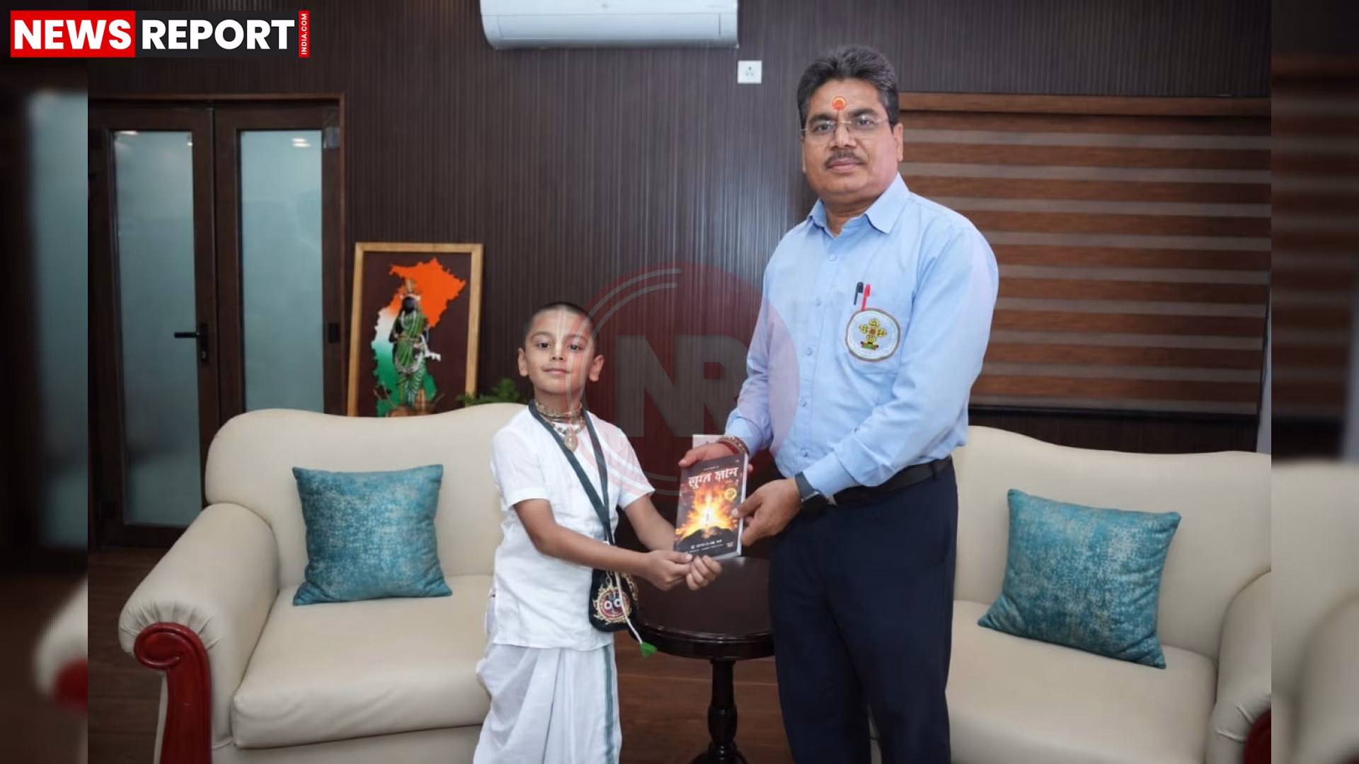 छह वर्षीय भक्त भागवत प्रभु जी प्रवचन करते हुए, उनके चारों ओर श्रद्धालु बैठे हैं।
