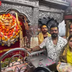 अभिनेत्री भाग्यश्री वाराणसी में बाबा काल भैरव मंदिर में पूजा करती हुईं