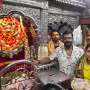 अभिनेत्री भाग्यश्री वाराणसी में बाबा काल भैरव मंदिर में पूजा करती हुईं