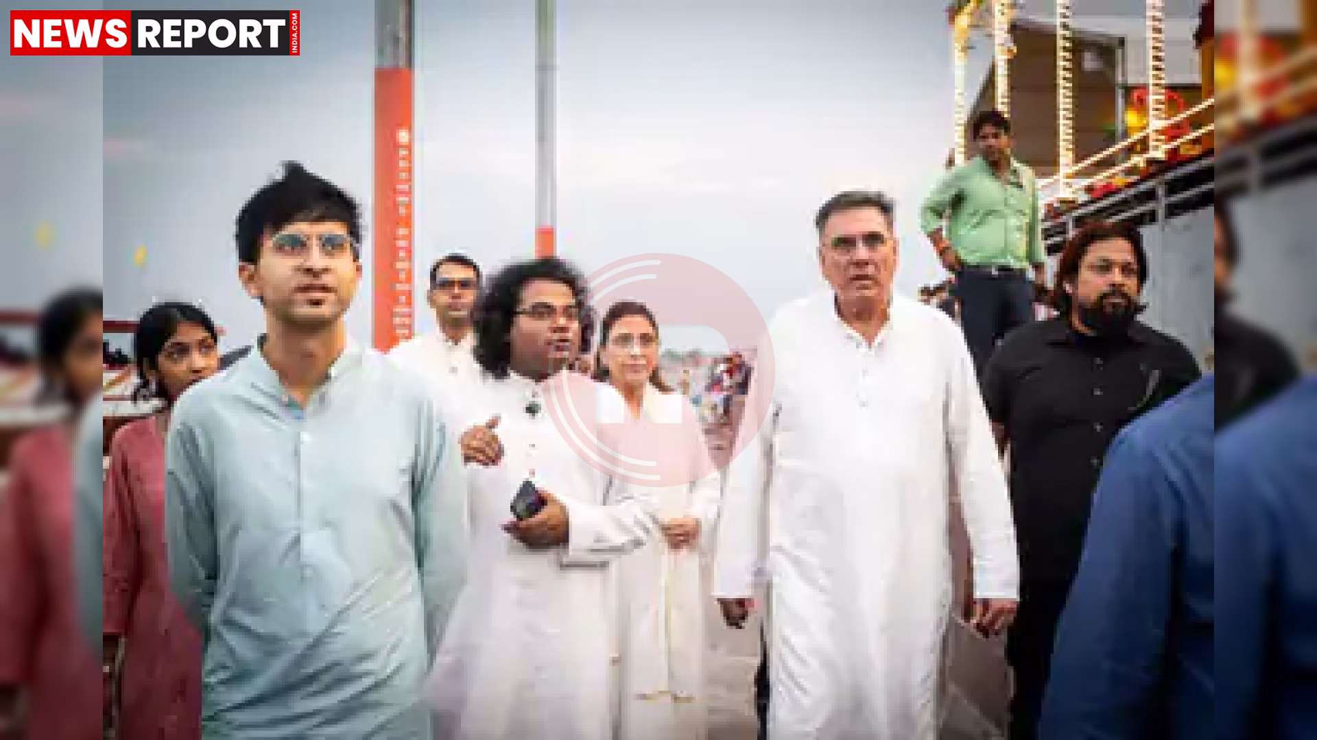 अभिनेता बोमन ईरानी वाराणसी के काशी विश्वनाथ मंदिर में दर्शन करते हुए