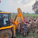 चंदौली के भरदुआ गांव में वन भूमि पर कार्रवाई का विरोध करती महिलाएं, जेसीबी और ट्रैक्टर के सामने खड़ीं।