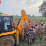 चंदौली के भरदुआ गांव में वन भूमि पर कार्रवाई का विरोध करती महिलाएं, जेसीबी और ट्रैक्टर के सामने खड़ीं।