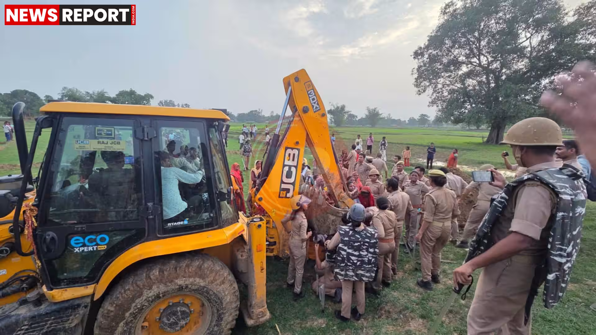 चंदौली के भरदुआ गांव में वन भूमि पर कार्रवाई का विरोध करती महिलाएं, जेसीबी और ट्रैक्टर के सामने खड़ीं।