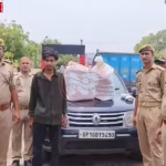 चंदौली में पुलिस द्वारा जब्त की गई फर्जी नंबर प्लेट लगी रेनाल्ट डस्टर कार और बरामद 24 किलो गांजा।