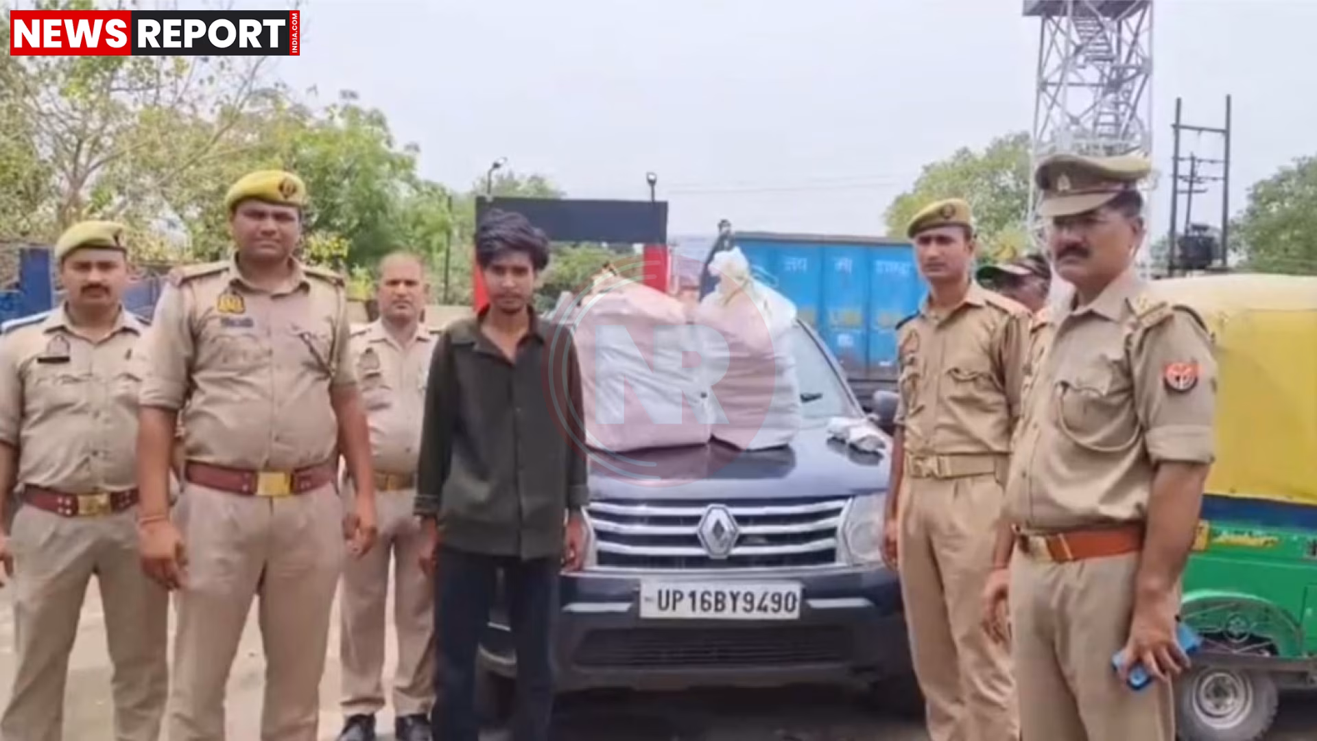 चंदौली में पुलिस द्वारा जब्त की गई फर्जी नंबर प्लेट लगी रेनाल्ट डस्टर कार और बरामद 24 किलो गांजा।