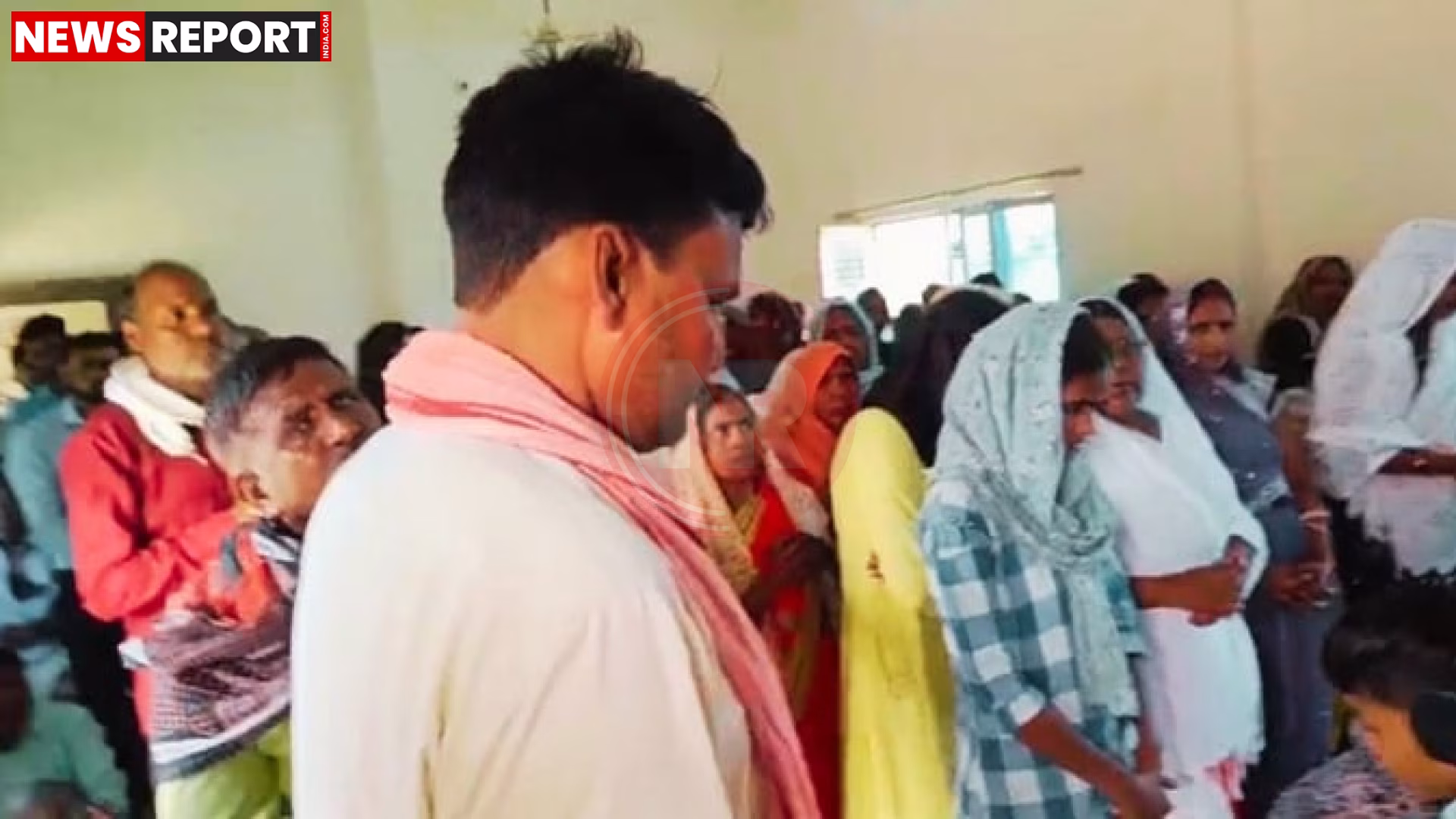 चंदौली में पुलिस छापेमारी के बाद हिरासत में लिए गए लोग और बरामद धार्मिक सामग्री