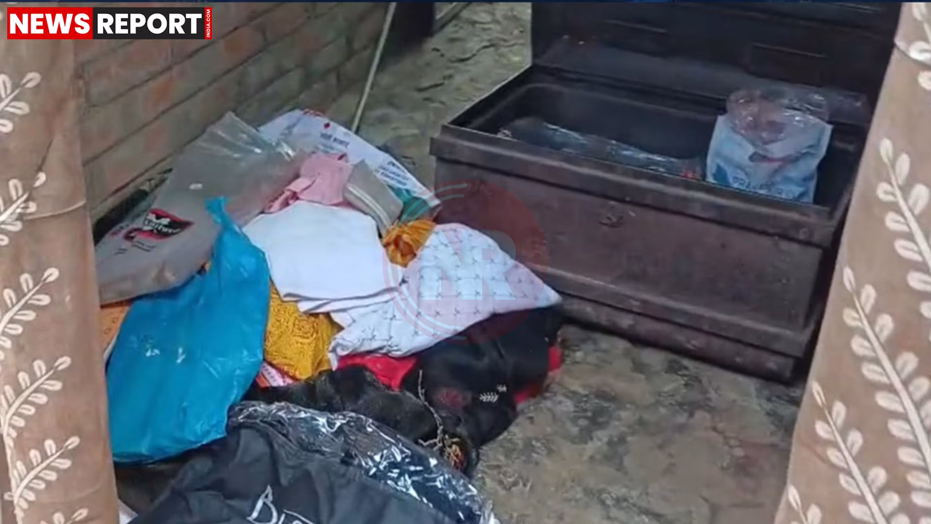 चंदौली में चोरी हुए घरों का दृश्य, बिखरा सामान और टूटी अलमारी
