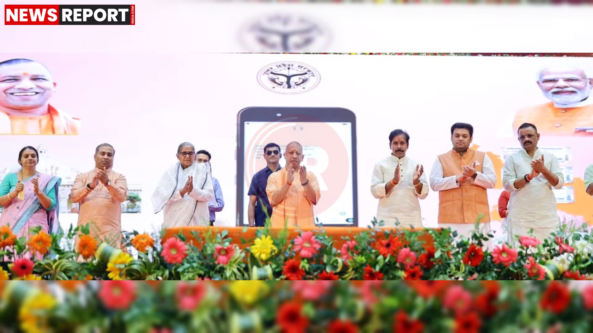 मुख्यमंत्री योगी आदित्यनाथ वाराणसी में शिक्षकों के लिए कैशलेस चिकित्सा योजना का शुभारंभ करते हुए।