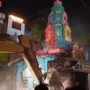 सड़क चौड़ीकरण के दौरान गिरा हुआ मंदिर का गुंबद और मलबा, पास में पुलिस और बचावकर्मी