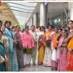 दिल्ली की मुख्यमंत्री रेखा गुप्ता का वाराणसी के बाबतपुर एयरपोर्ट पर भाजपा महिला मोर्चा द्वारा भव्य स्वागत करते हुए।