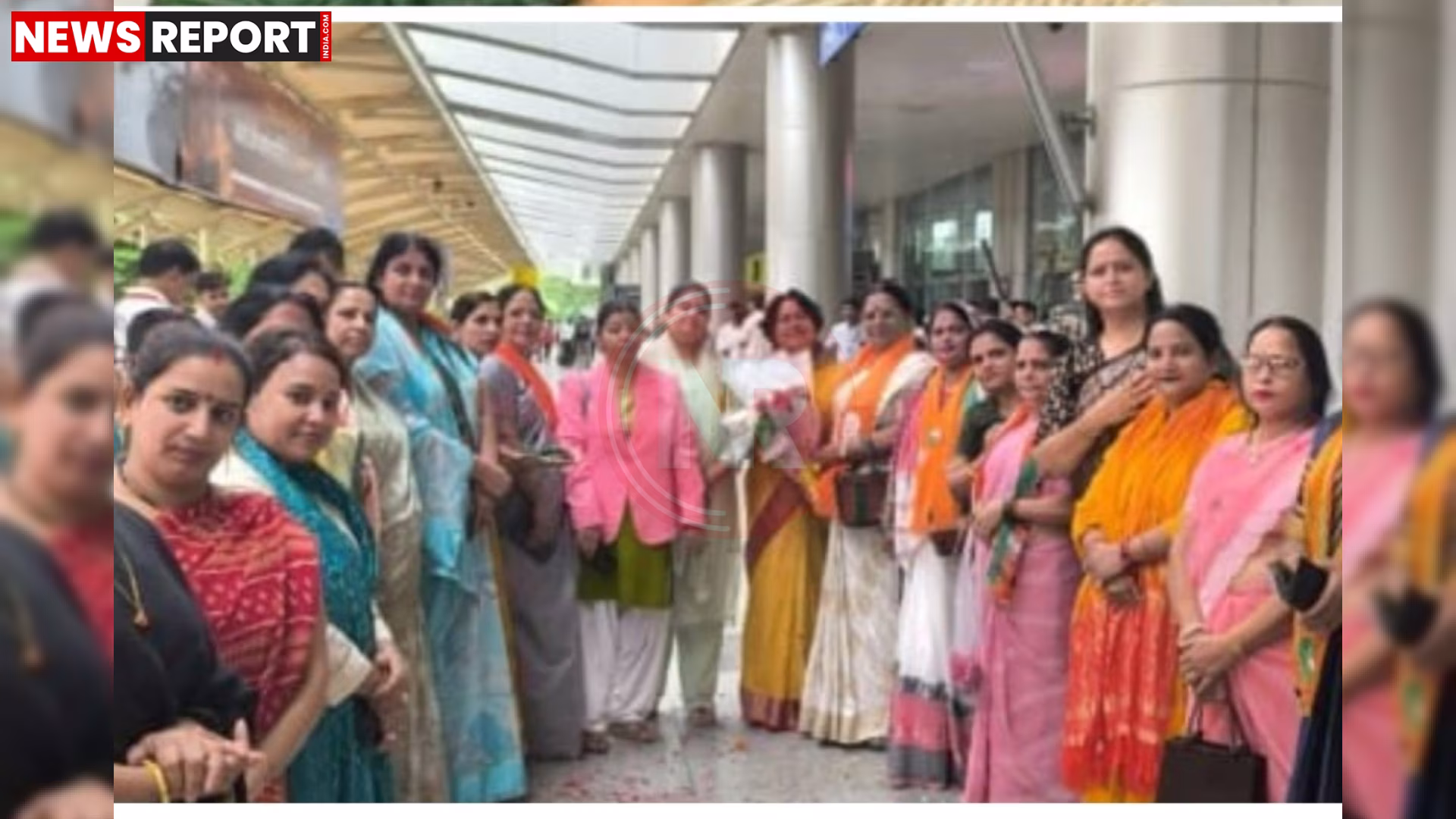 दिल्ली की मुख्यमंत्री रेखा गुप्ता का वाराणसी के बाबतपुर एयरपोर्ट पर भाजपा महिला मोर्चा द्वारा भव्य स्वागत करते हुए।