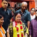 दिल्ली की मुख्यमंत्री रेखा गुप्ता बाबा विश्वनाथ मंदिर में रुद्राभिषेक करते हुए।