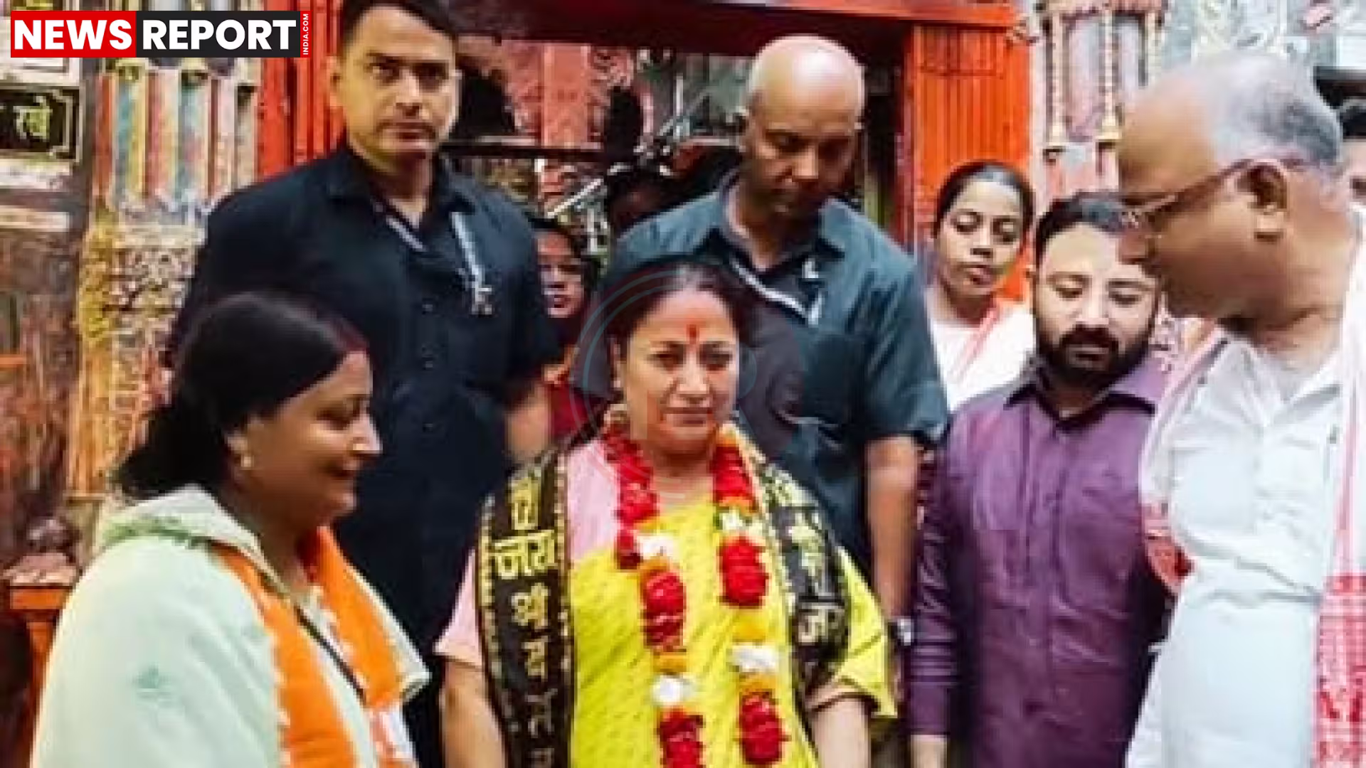 दिल्ली की मुख्यमंत्री रेखा गुप्ता बाबा विश्वनाथ मंदिर में रुद्राभिषेक करते हुए।