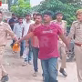 गाजीपुर में गिरफ्तार अमित राय और आयुष राय, उनके पास से बरामद पिस्टल और कारतूस।