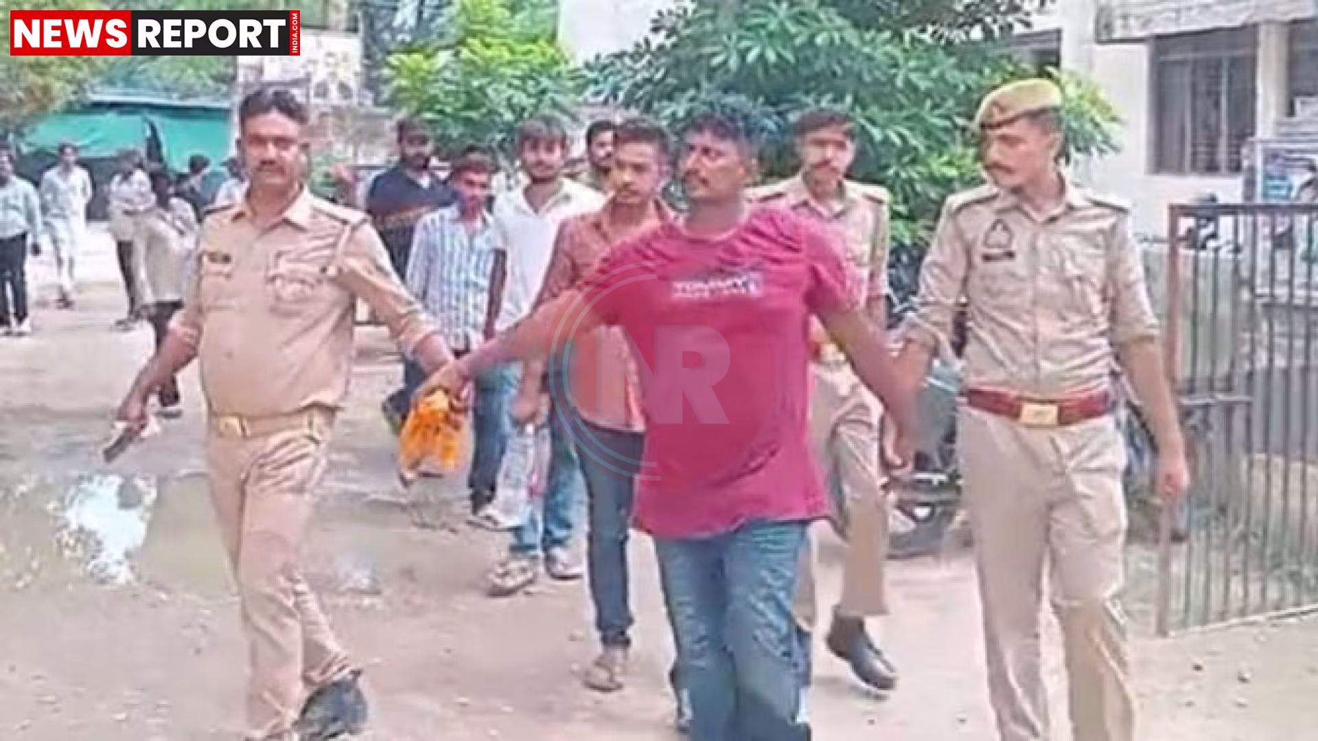 गाजीपुर में गिरफ्तार अमित राय और आयुष राय, उनके पास से बरामद पिस्टल और कारतूस।