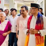 राज्यपाल आनंदीबेन पटेल रामनगर वृद्धाश्रम में बुजुर्गों से बातचीत करते हुए