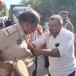 हमीरपुर में ट्रक चालक द्वारा दरोगा की बीच सड़क पर पिटाई करते हुए, लोग बीच-बचाव कर रहे हैं।