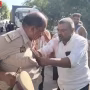 हमीरपुर में ट्रक चालक द्वारा दरोगा की बीच सड़क पर पिटाई करते हुए, लोग बीच-बचाव कर रहे हैं।