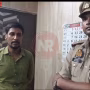 पुलिस अधिकारी एक युवक और उसके परिजनों से बात करते हुए, पुलिस स्टेशन का दृश्य।
