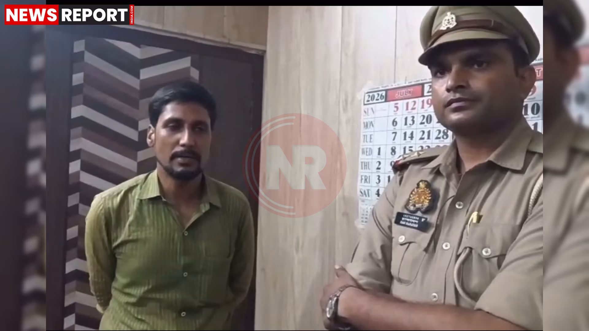 पुलिस अधिकारी एक युवक और उसके परिजनों से बात करते हुए, पुलिस स्टेशन का दृश्य।