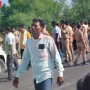 जौनपुर में पुलिस द्वारा गिरफ्तार आरोपी, जिसके पैर में गोली लगी है, और घटनास्थल पर पुलिस टीम
