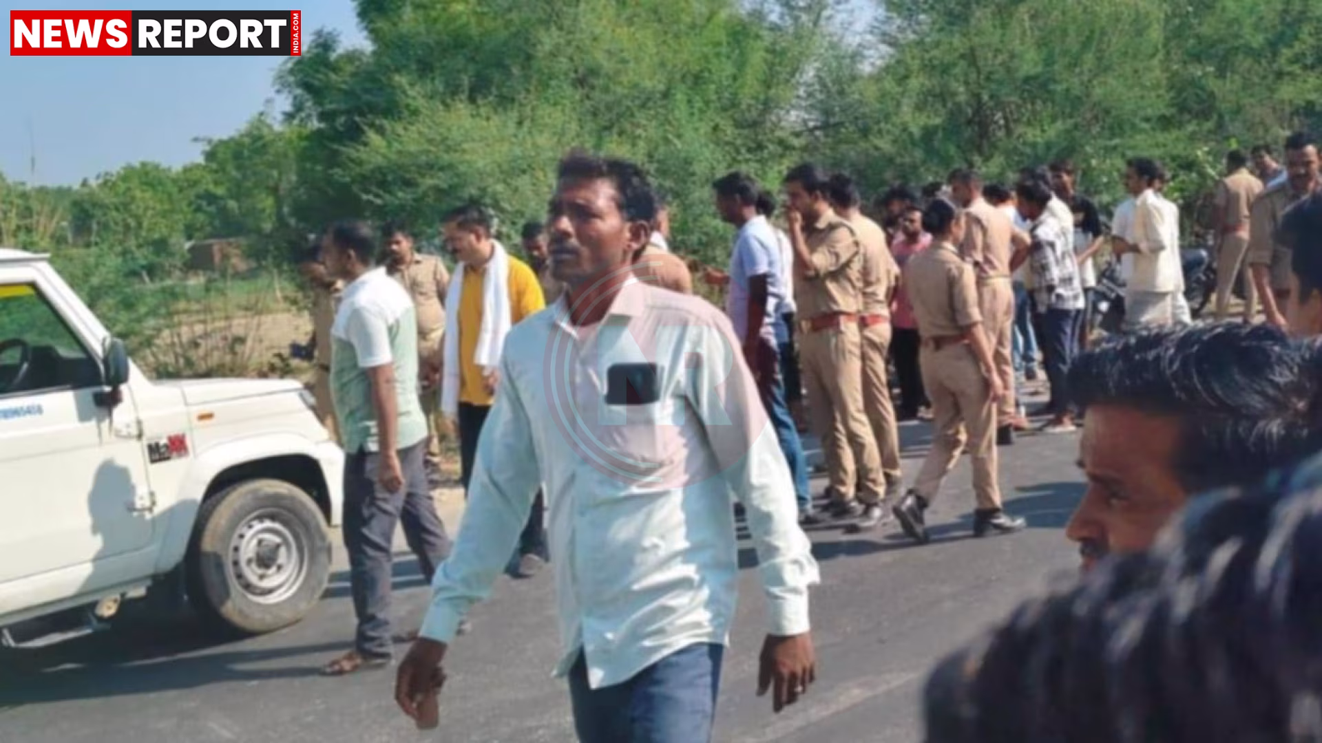 जौनपुर में पुलिस द्वारा गिरफ्तार आरोपी, जिसके पैर में गोली लगी है, और घटनास्थल पर पुलिस टीम