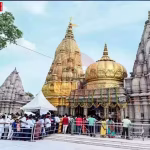 श्रीकाशी विश्वनाथ मंदिर का दृश्य, जिसमें एक महिला श्रद्धालु खड़ी है