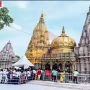 श्रीकाशी विश्वनाथ मंदिर का दृश्य, जिसमें एक महिला श्रद्धालु खड़ी है