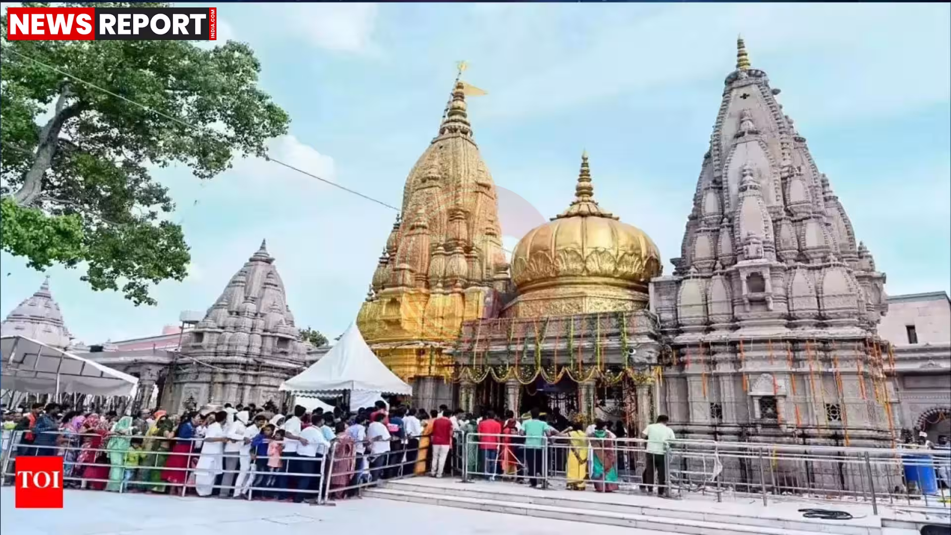 श्रीकाशी विश्वनाथ मंदिर का दृश्य, जिसमें एक महिला श्रद्धालु खड़ी है