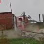 शारदा नदी के कटान से ढहता मकान और किनारे पर स्थित स्कूल भवन