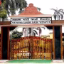 महात्मा गांधी काशी विद्यापीठ का छात्रावास या विश्वविद्यालय परिसर, जहां छात्र-छात्राएं और अभिभावक दिख रहे हों।
