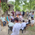 भाजपा जिलाध्यक्ष राम शकल पटेल मिर्जामुराद ट्रेन हादसे के पीड़ित परिवार से मिलते हुए