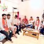विधायक सौरभ श्रीवास्तव अमरावती अपार्टमेंट में निवासियों से बात करते हुए